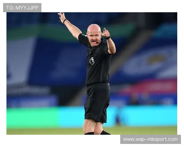 莫斯克拉禁区内手球送点,VAR回看确认判罚 莫斯克拉禁区内手球送点,VAR回看确认判罚