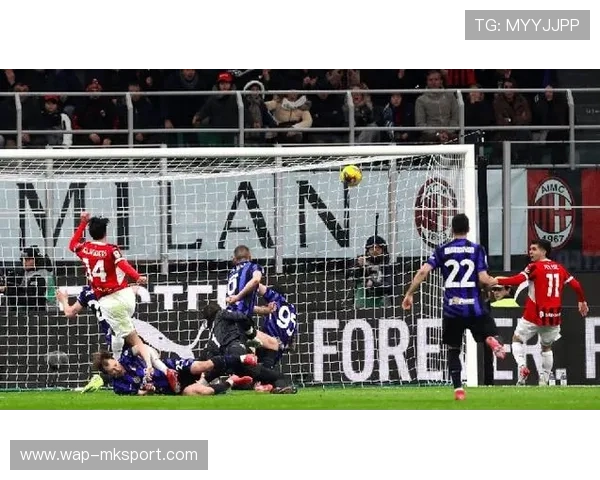 终场时刻：米兰球员庆祝德比胜局，球迷现场狂欢